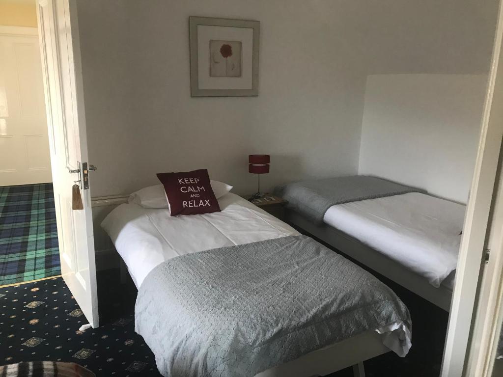 Postel nebo postele na pokoji v ubytování glenardran house
