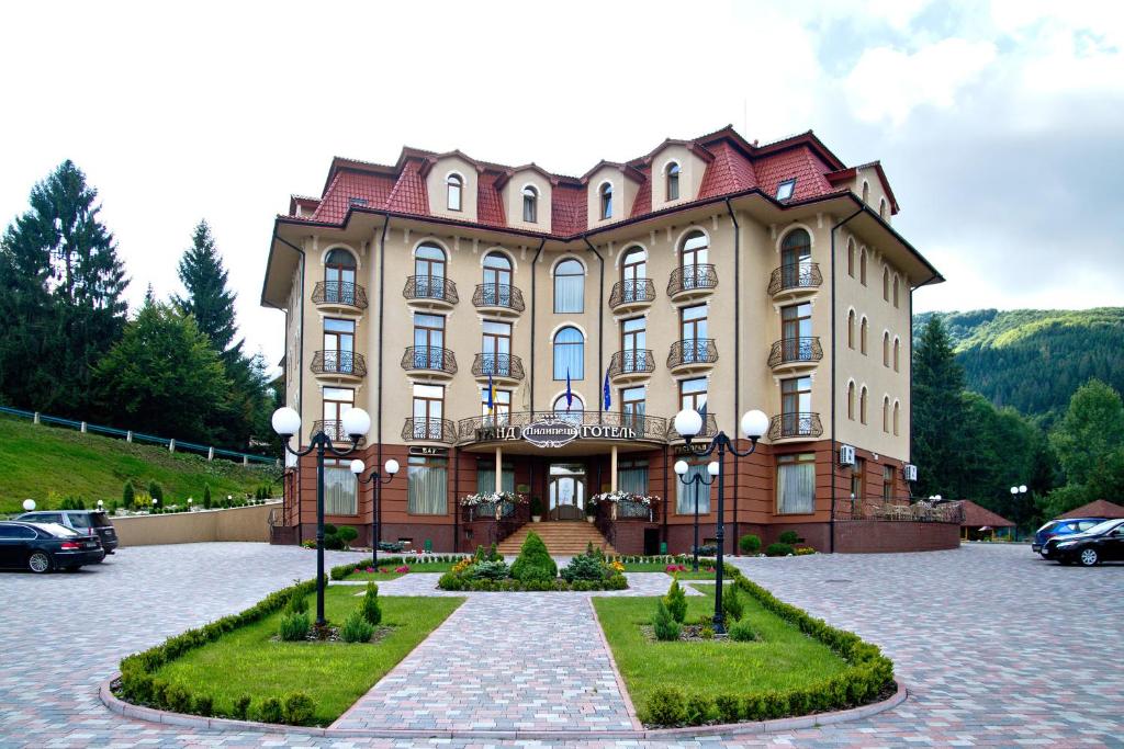 Zdjęcie z galerii obiektu Grand Hotel Pylypets w mieście Pilipets