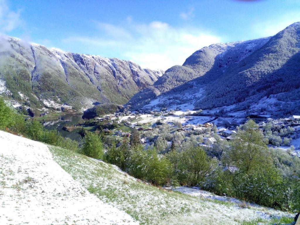 Blick auf ein Tal in einer Bergkette in der Unterkunft Sognevegen 2242 in Haugsvær