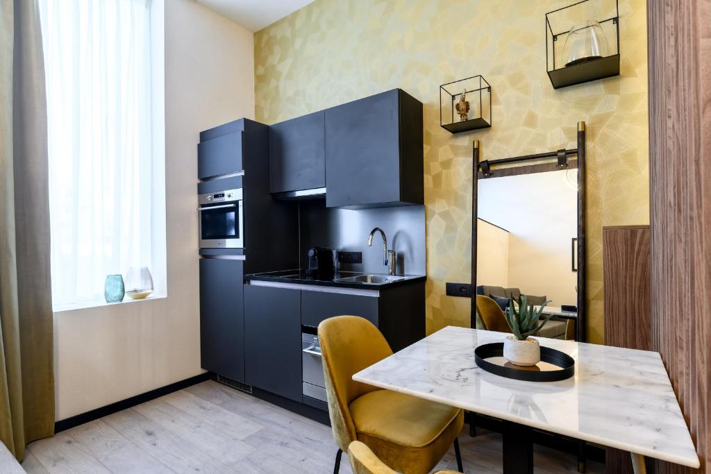 Kuchyň nebo kuchyňský kout v ubytování Leopold Hotel Oudenaarde
