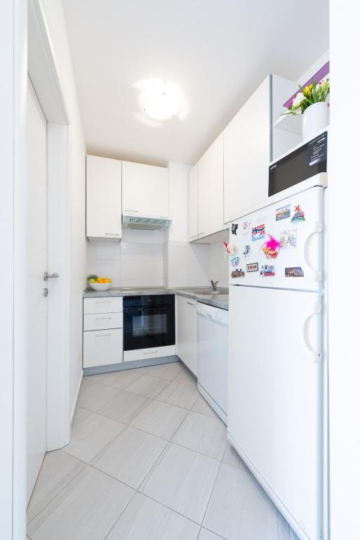 Kuchyň nebo kuchyňský kout v ubytování Apartman LL