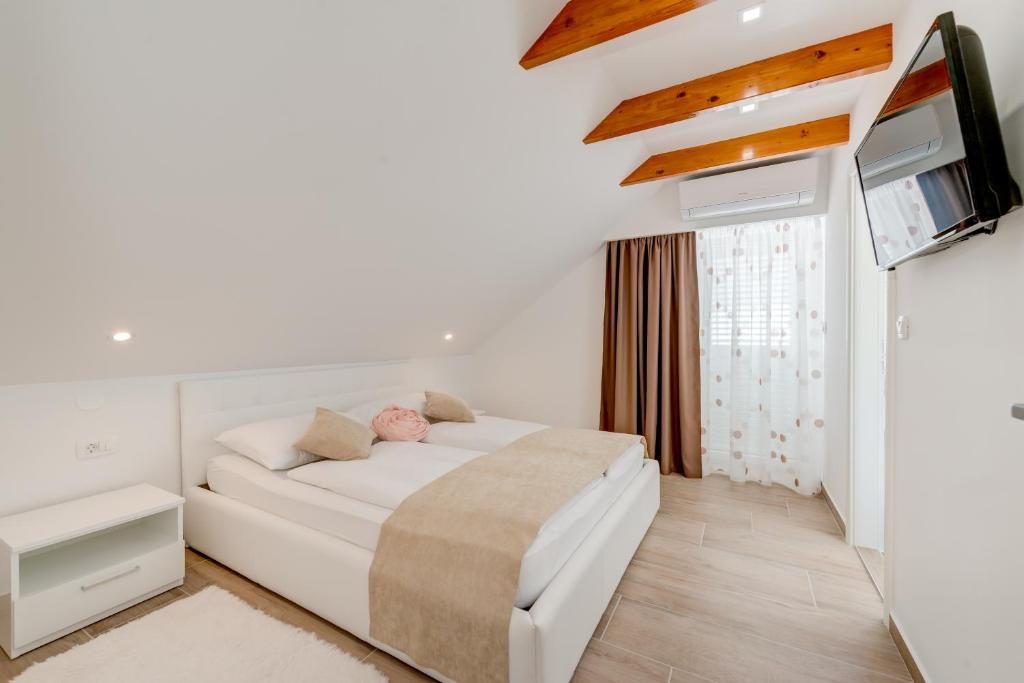 Apartments Villa Tudor - 12