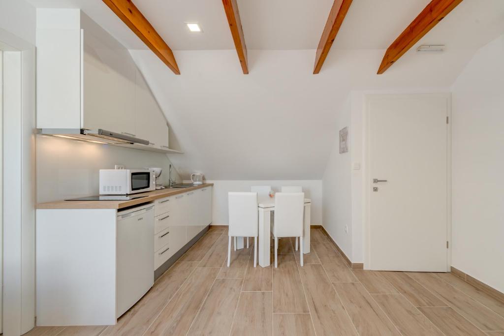 Apartments Villa Tudor - 8