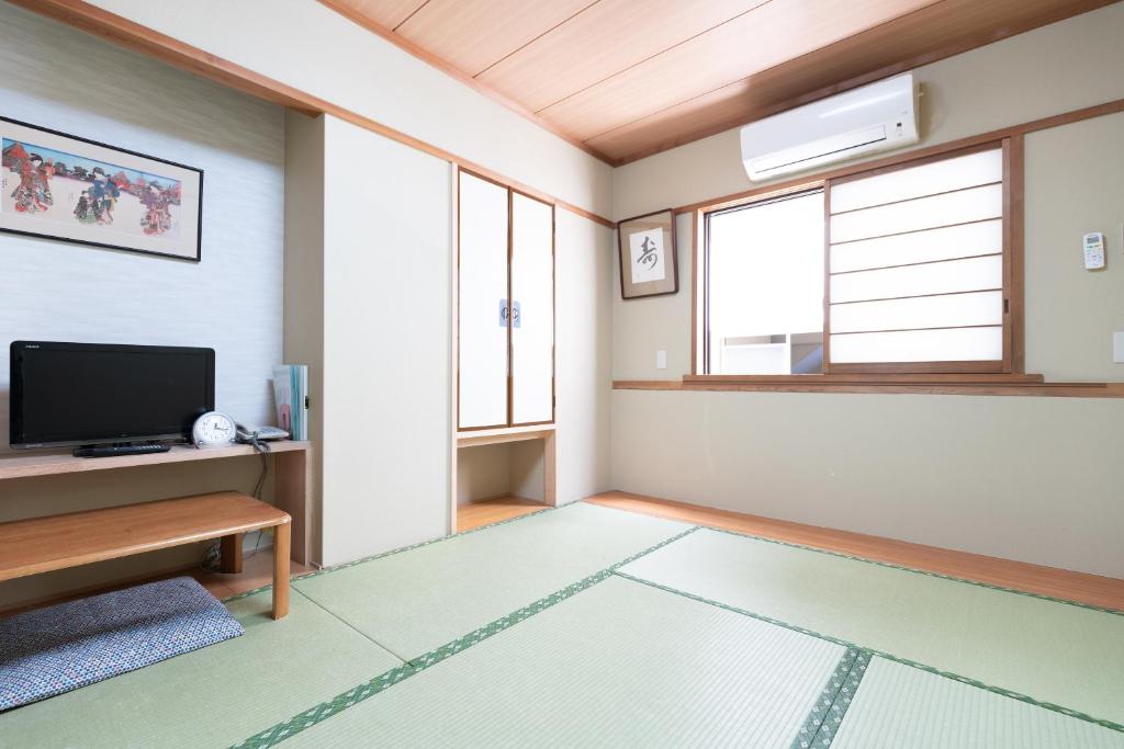TV a/nebo společenská místnost v ubytování Sakura Ryokan Asakusa Iriya