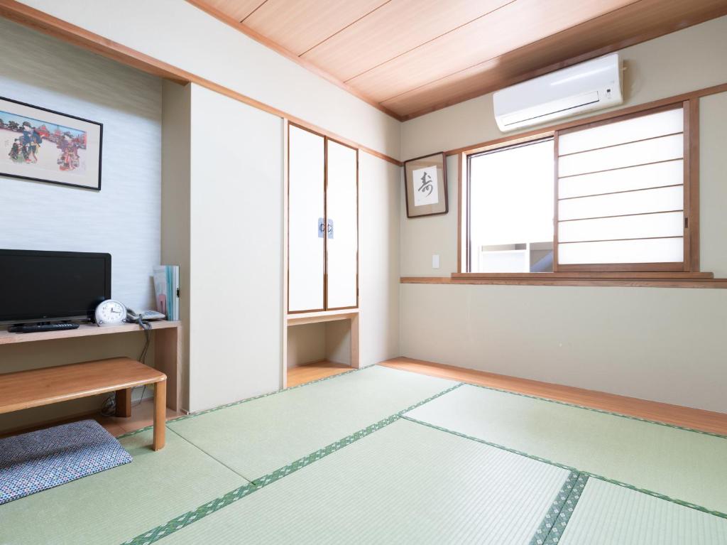 TV a/nebo společenská místnost v ubytování Sakura Ryokan Asakusa Iriya