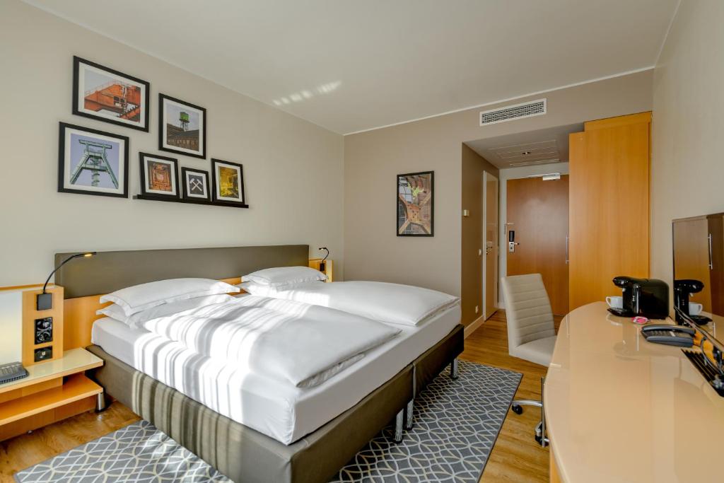 Postel nebo postele na pokoji v ubytování Mercure Hotel Bochum City