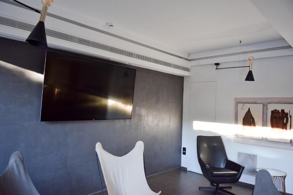 TV a/nebo společenská místnost v ubytování Adonis City Hotel