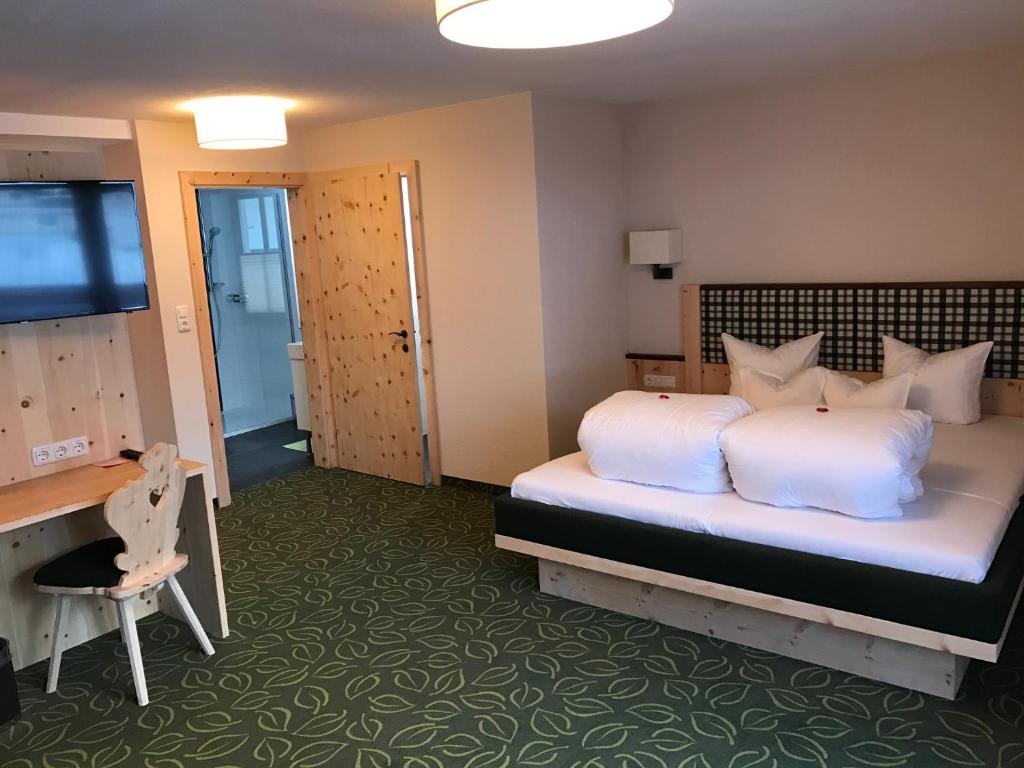 Postel nebo postele na pokoji v ubytování Hotel Gasthof Schöpf