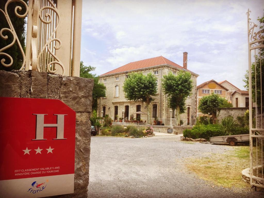 een huis met een h-bord op de deur bij Hotel Savel in Ruoms