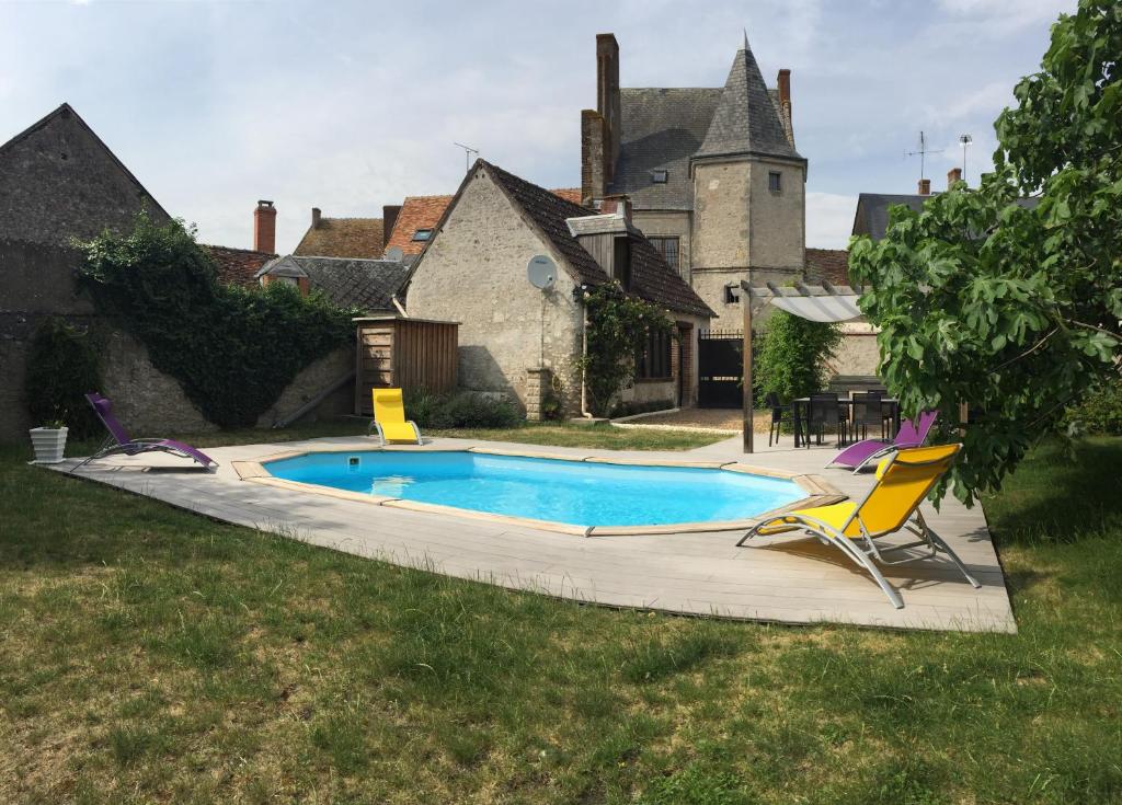 a swimming pool in the yard of a house at La Prévôté in Marchenoir