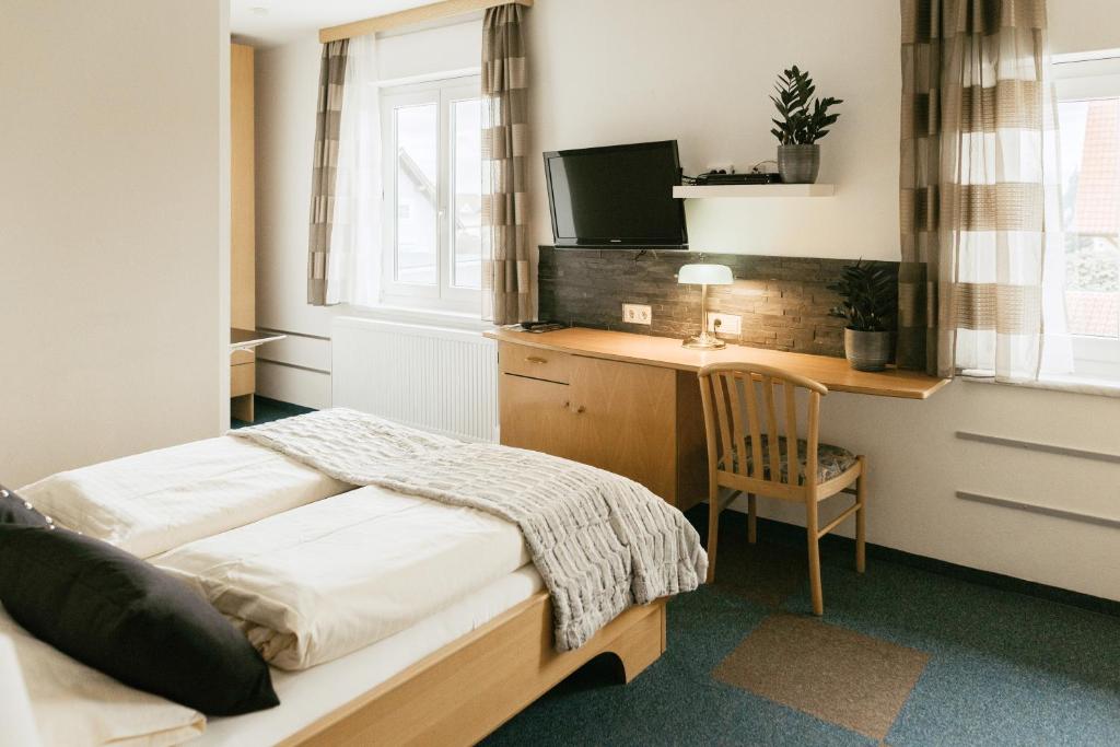 Ein Bett oder Betten in einem Zimmer der Unterkunft Restaurant Gästehaus Feldkirchen