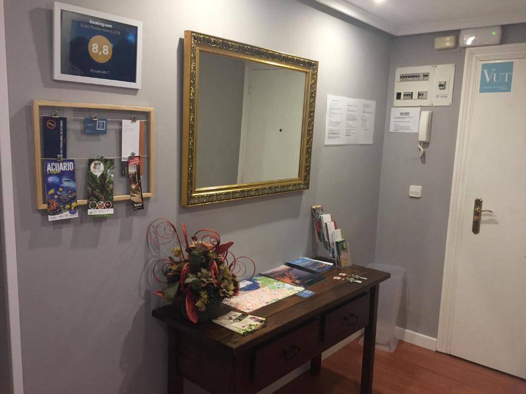 um espelho numa parede ao lado de uma mesa com um espelho em Acuarium 1 em Gijón