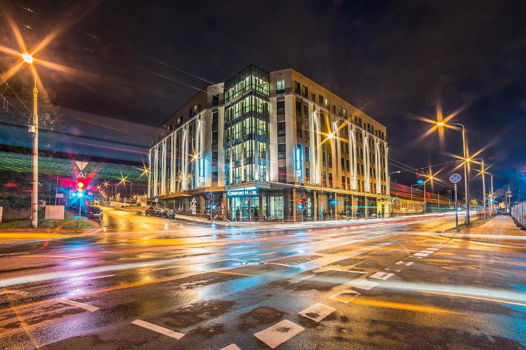 un edificio en una calle de la ciudad por la noche en Comfort Hotel LT - Rock 'n' Roll Vilnius, en Vilna