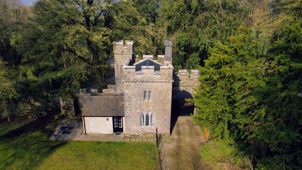 Castletownroche的住宿－Anne's Grove Miniature Castle，森林中间的一座古老城堡