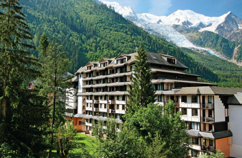 un hôtel dans les montagnes avec une montagne dans l'établissement Résidence Pierre & Vacances Le Chamois Blanc, à Chamonix-Mont-Blanc