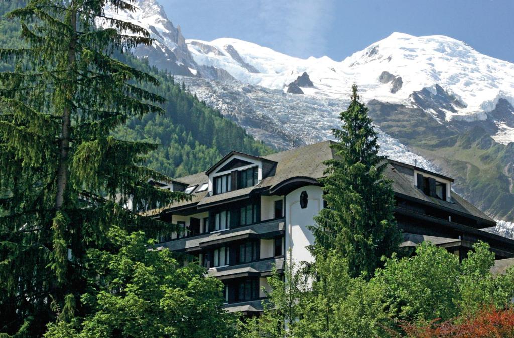 a building in front of a snowy mountain at Résidence Pierre & Vacances Le Chamois Blanc in Chamonix
