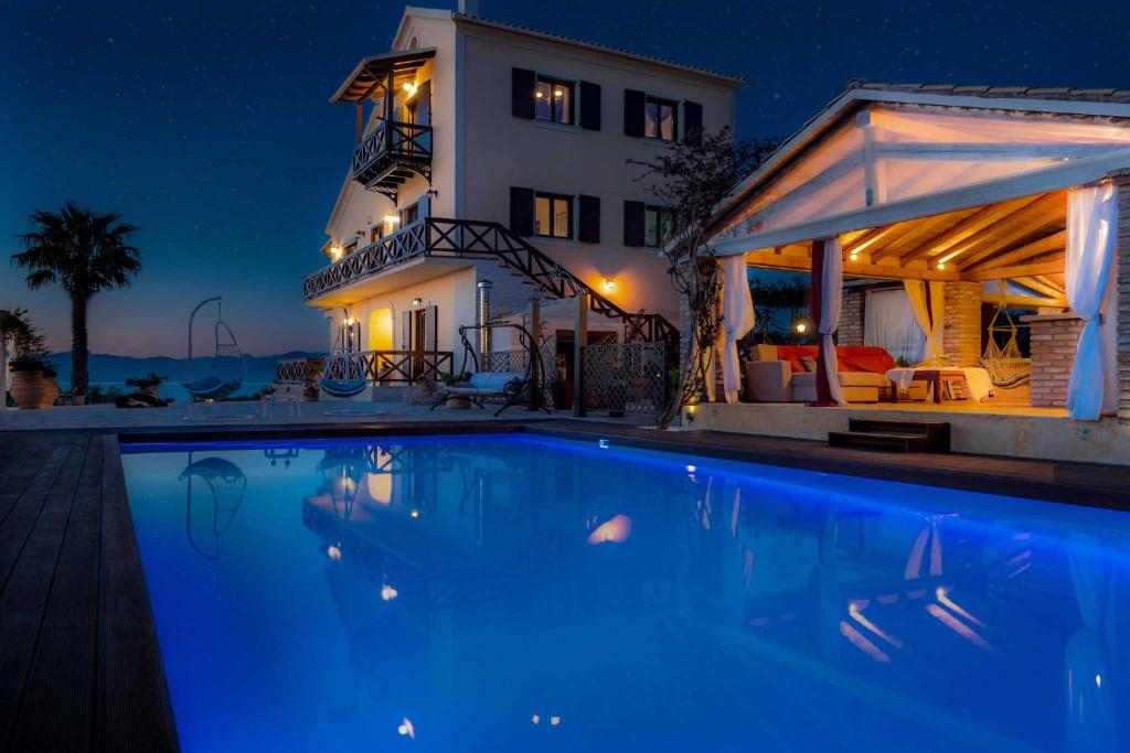 Basen w obiekcie Villa Irida Apartments Agios Spyridonas Peritheia lub w pobliżu