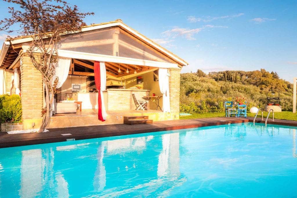 Basen w obiekcie Villa Irida Apartments Agios Spyridonas Peritheia lub w pobliżu