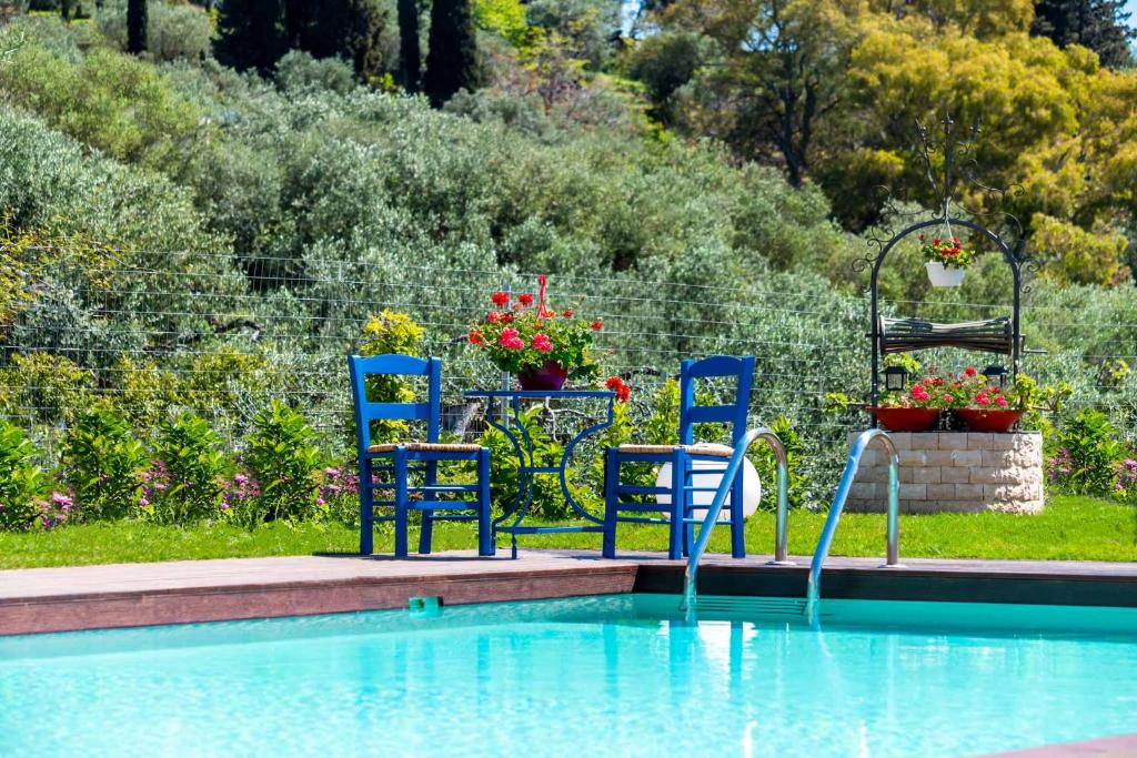 Basen w obiekcie Villa Irida Apartments Agios Spyridonas Peritheia lub w pobliżu