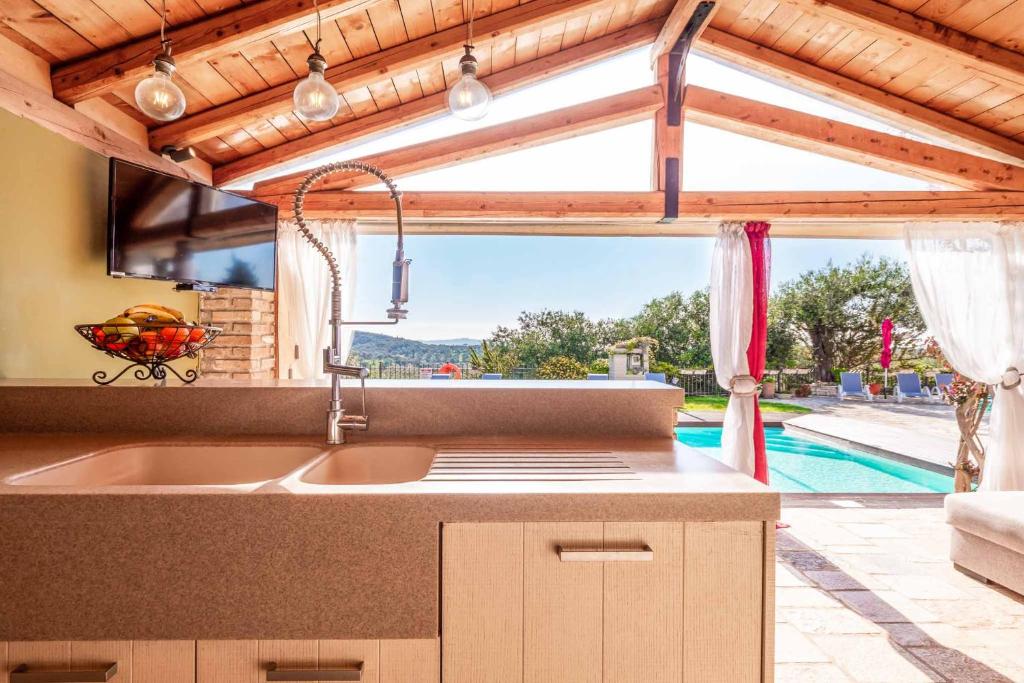 Basen w obiekcie Villa Irida Apartments Agios Spyridonas Peritheia lub w pobliżu