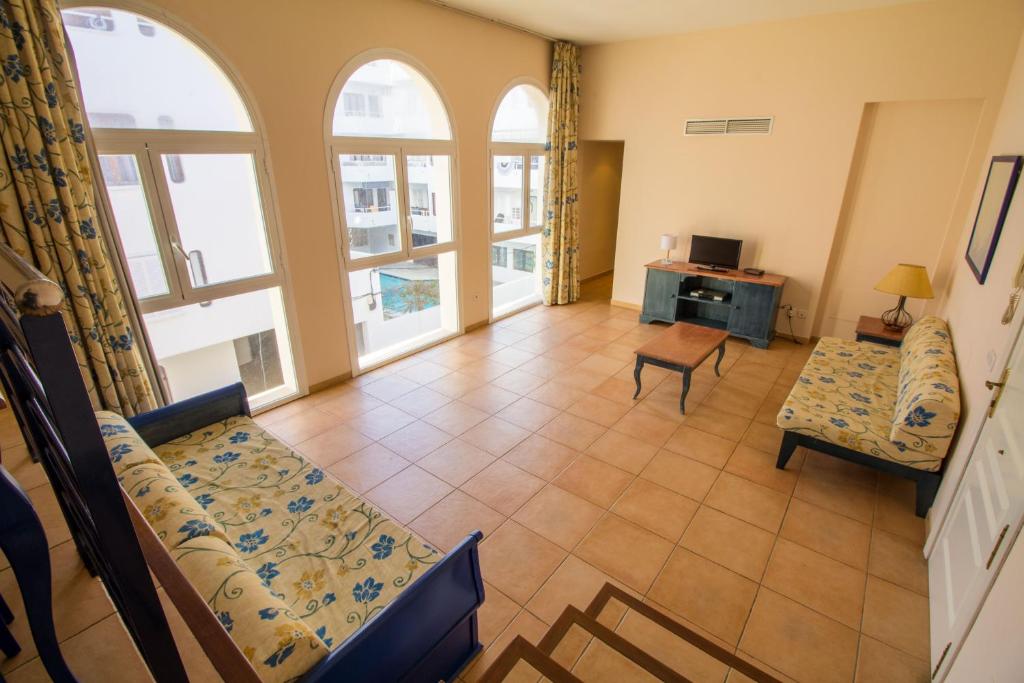 Khu vực ghế ngồi tại Apartment near the sea with wifi and pool