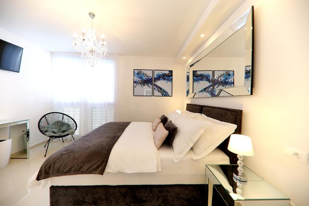 Televízia a/alebo spoločenská miestnosť v ubytovaní KIKO Luxury Accommodation