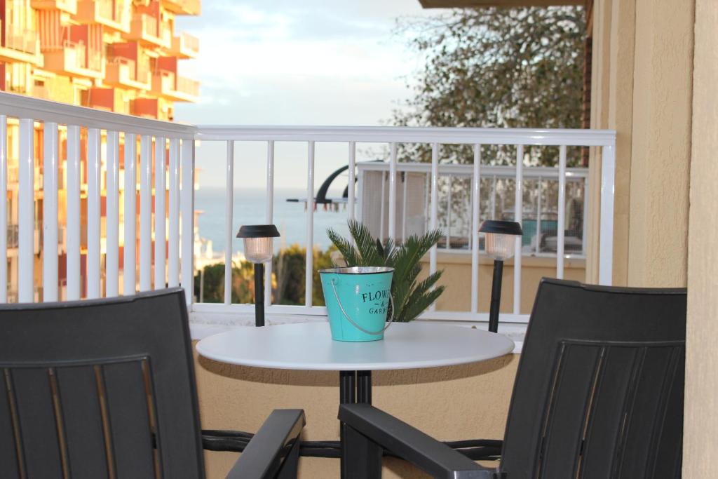 d'une table et de chaises sur un balcon avec vue sur l'océan. dans l'établissement Aguila 110, à Benalmádena