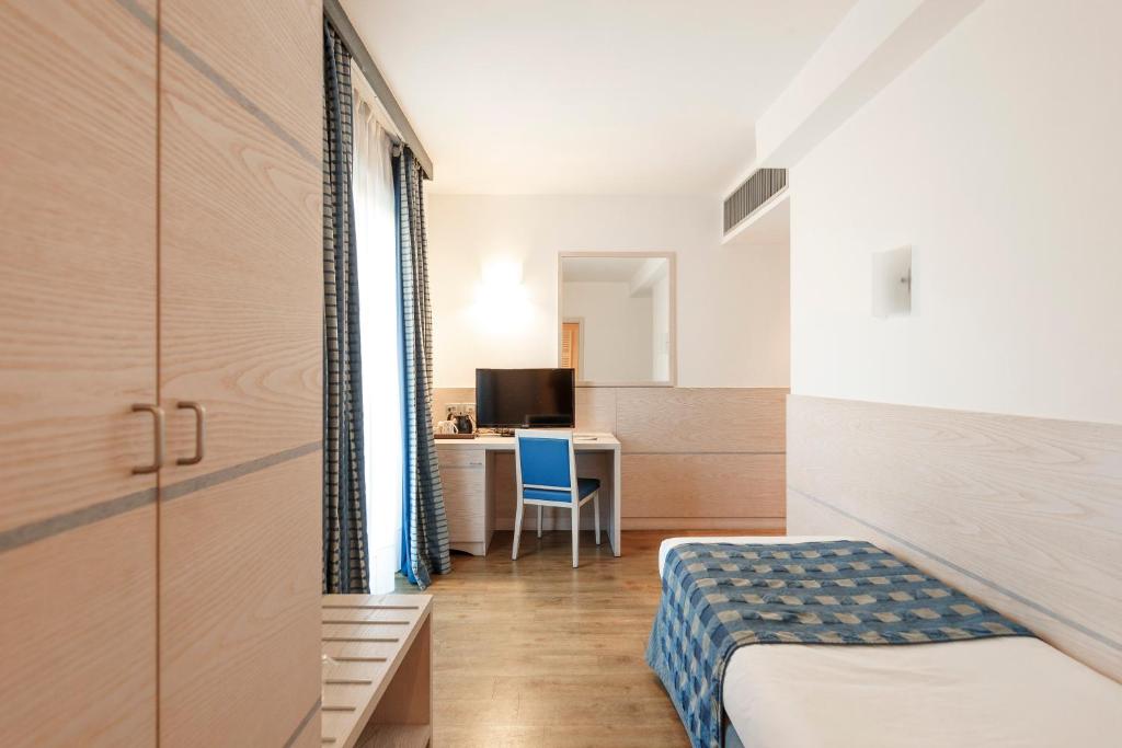 A bed or beds in a room at Caravel Bike Hotel