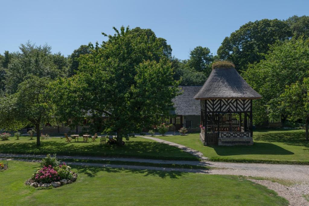 um gazebo no meio de um parque em la ferme chevalier em Équemauville