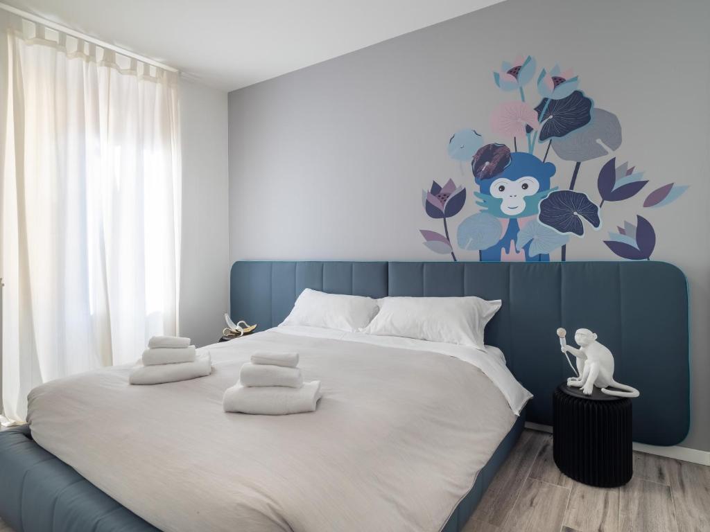 een slaapkamer met een groot bed en handdoeken bij IL RICCIO Rooms in Milaan