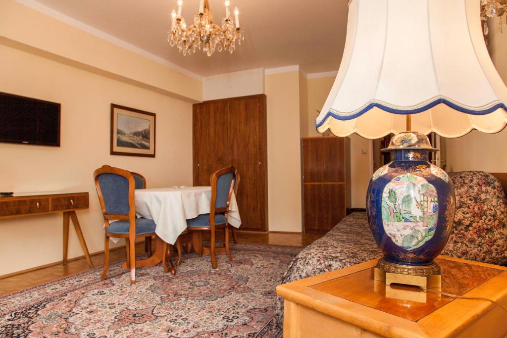 TV a/nebo společenská místnost v ubytování Pension Sacher - Apartments am Stephansplatz