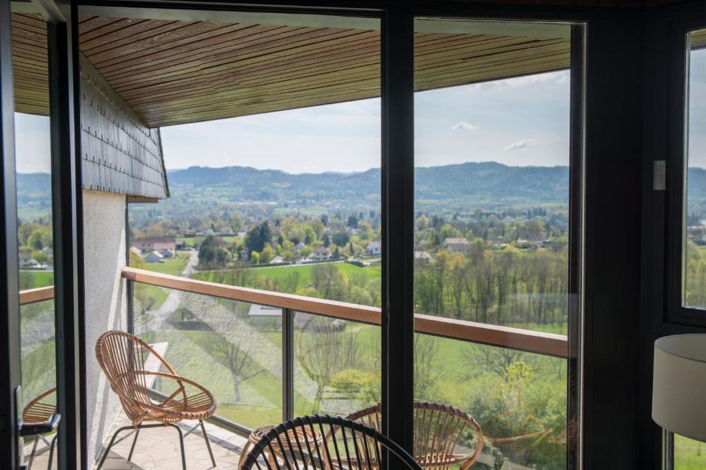 una vista desde el balcón de una casa en CHAMBRE AVEC VUE, en Domessin