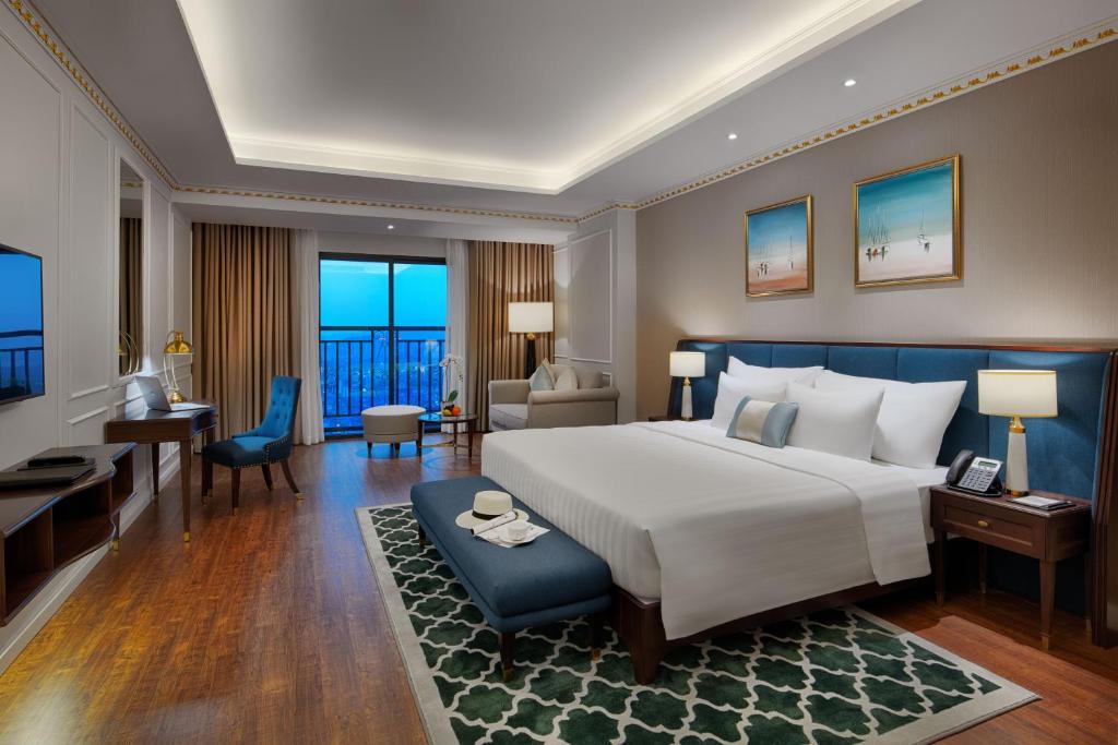 FLC Halong Bay Golf Club & Luxury Resort - Deluxe Double Room - Bay View