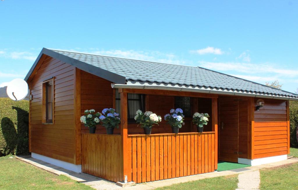 a smallshed with flower pots on the window at MURTAL HÜTTE (Nähe Red Bull Ring) in Knittelfeld