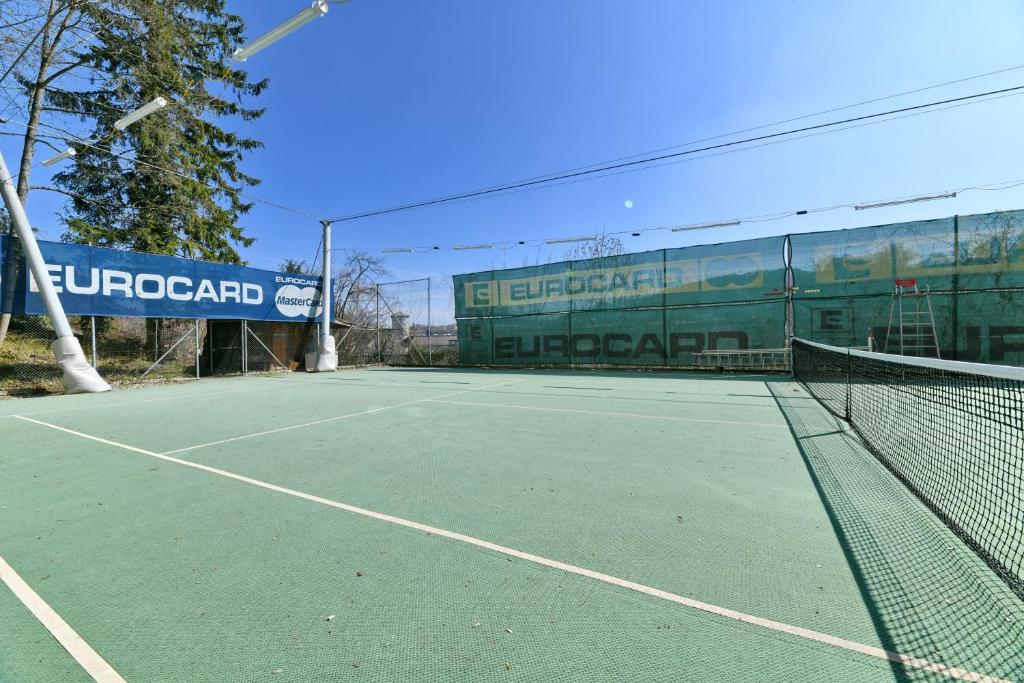Tenis a/nebo squash v ubytování Hotel Park Villa nebo okolí