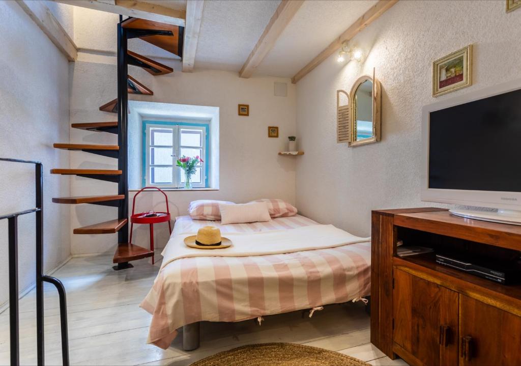 Łóżko lub łóżka w pokoju w obiekcie Apartman Valdi