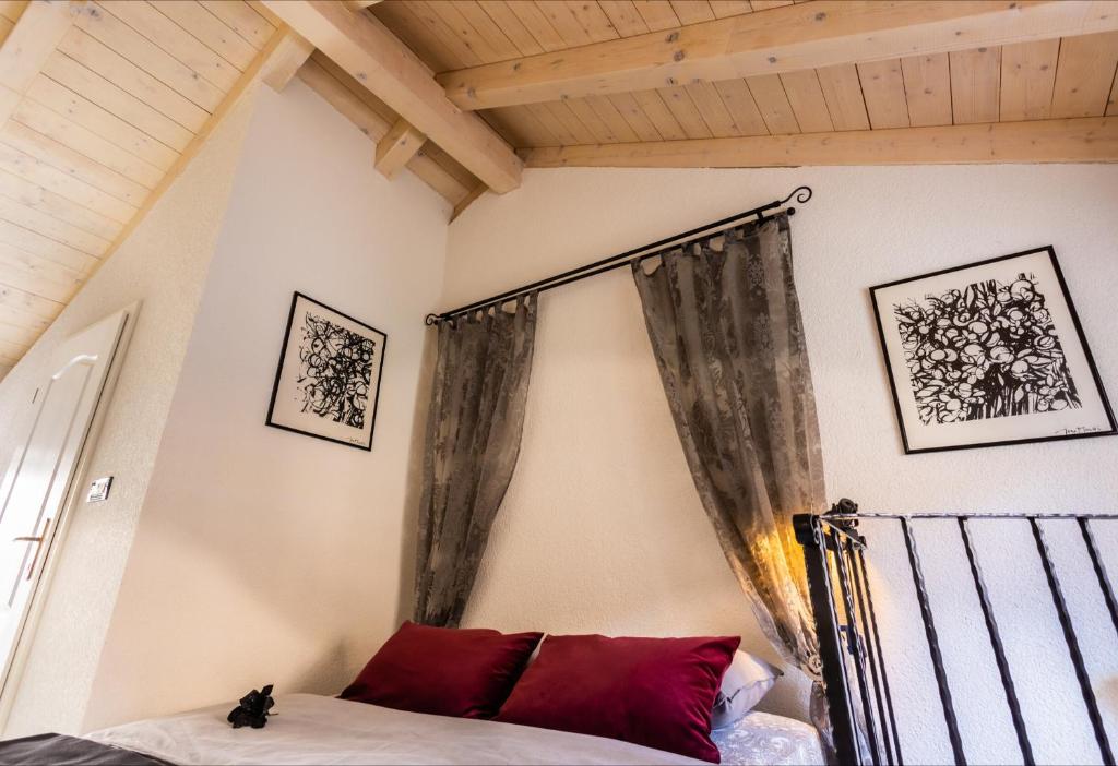 Łóżko lub łóżka w pokoju w obiekcie Apartman Valdi