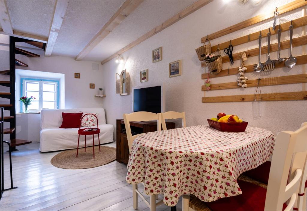 salon ze stołem i kanapą w obiekcie Apartman Valdi w Bašce