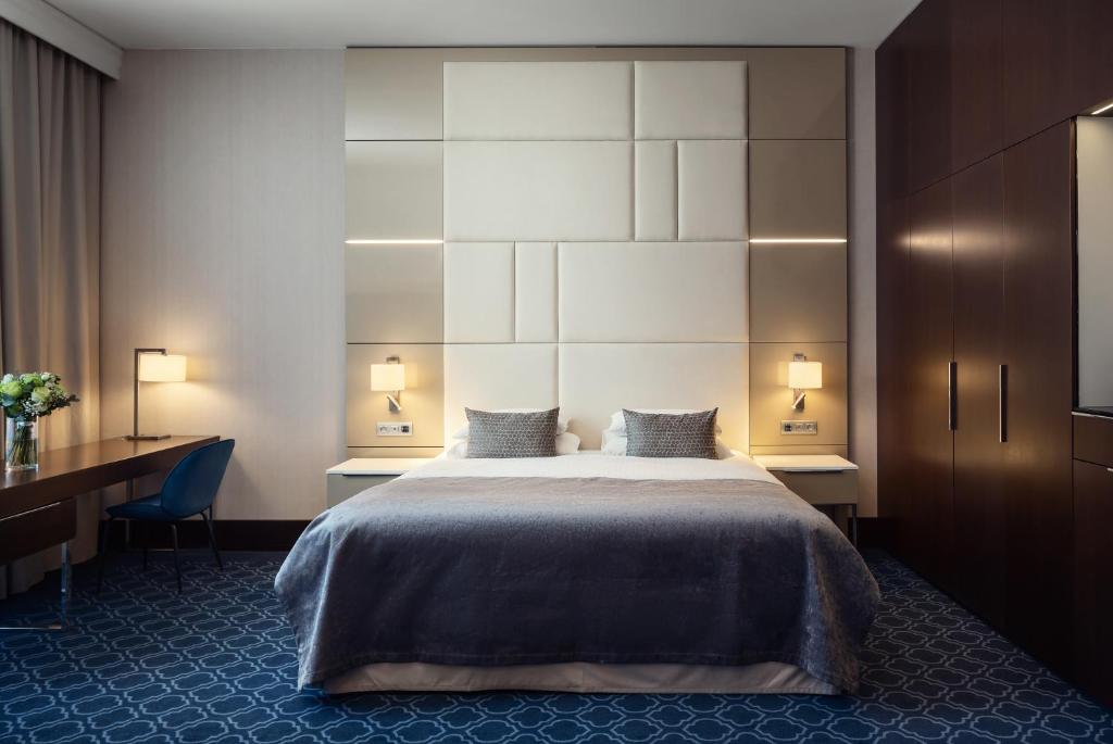 Postel nebo postele na pokoji v ubytování Hotel KINGS COURT