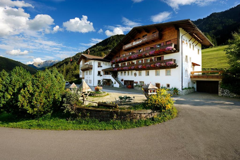 Nespecifikovaný výhled na hory nebo výhled na hory při pohledu z hotelu