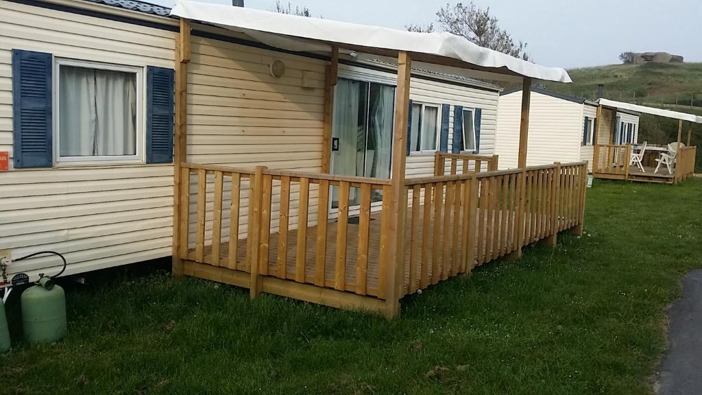 uma casa com um deque com um alpendre em Mobil home willerby de luxe em Le Portel