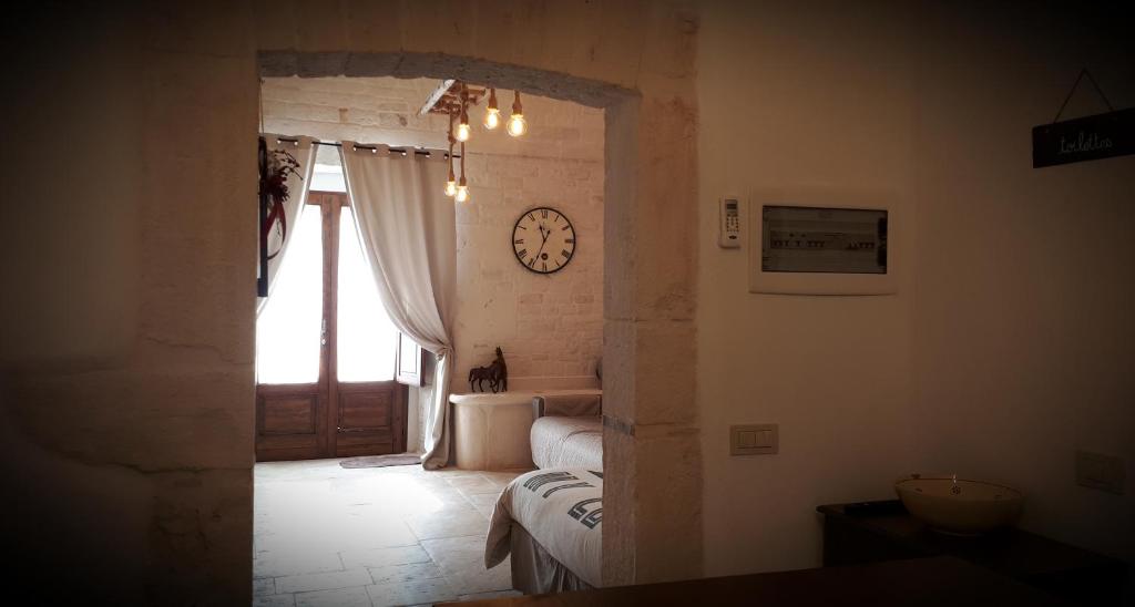 Cette chambre dispose d'une fenêtre et d'une horloge murale. dans l'établissement Dimora Miccolis, à Alberobello