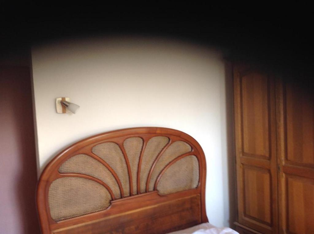 ein Schließen einer Holztür neben einer Wand in der Unterkunft Chambre chez l'habitant au centre ville in La Flèche