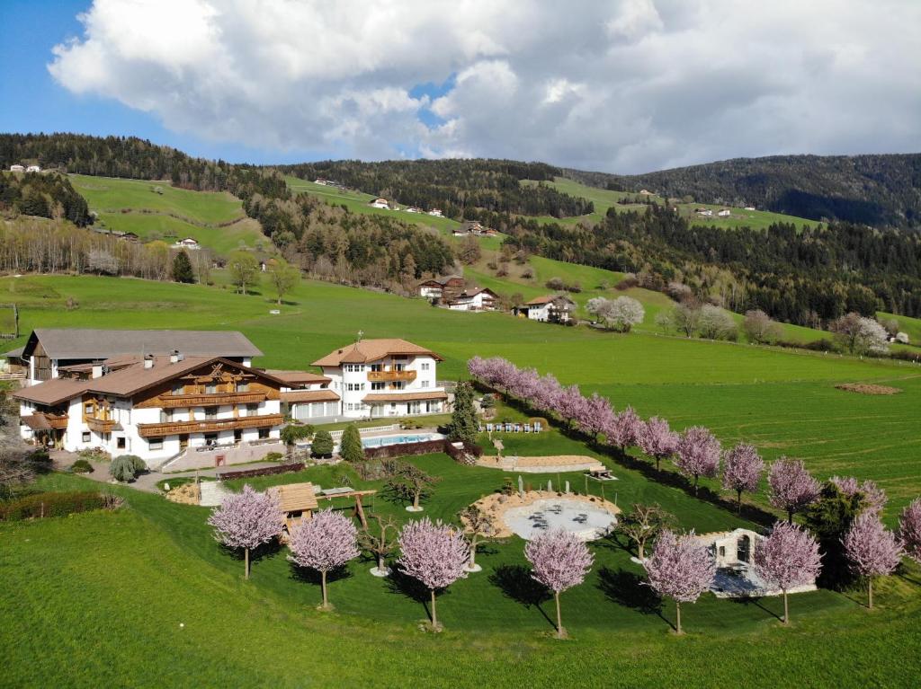 een luchtzicht op een huis in een veld met bomen bij Hotel Nussbaumerhof *** in Rodengo