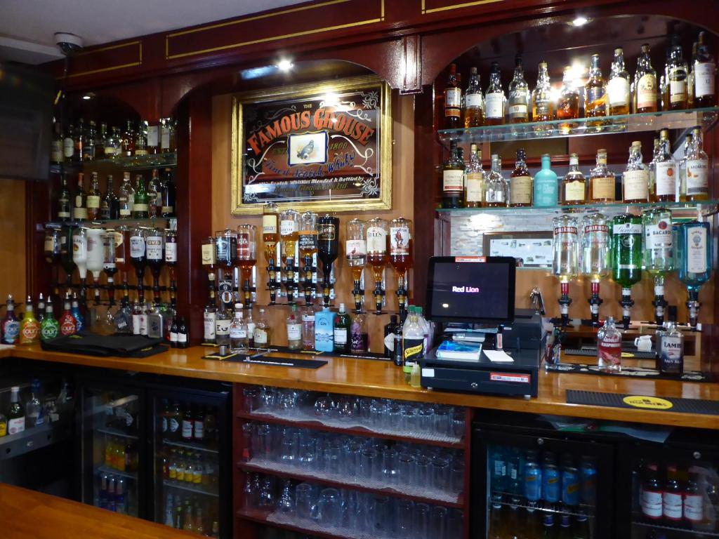 Lounge nebo bar v ubytování The Red Lion Tavern