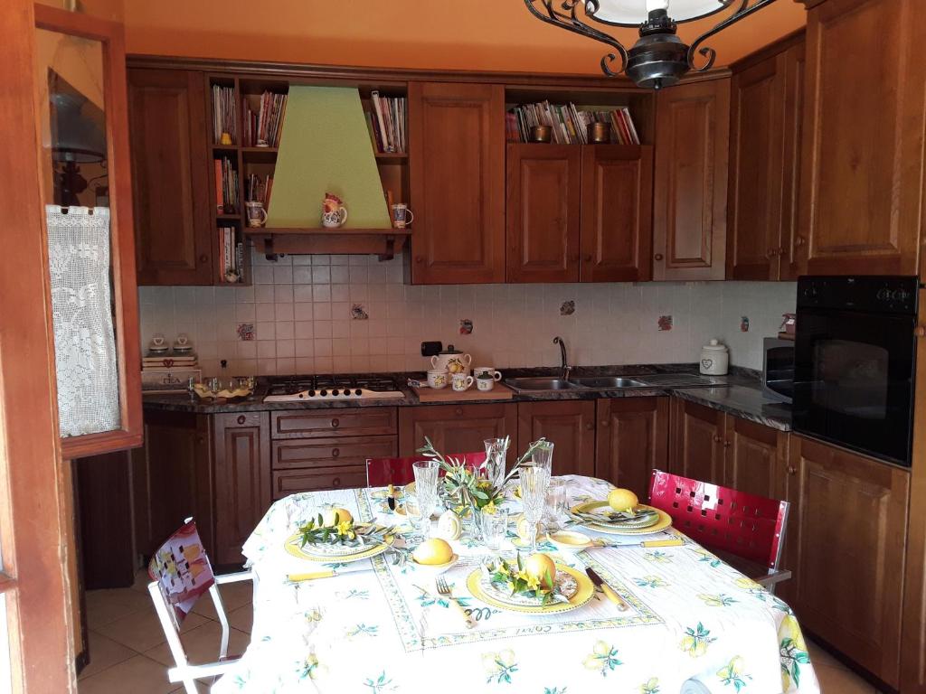 A kitchen or kitchenette at Kevin House
