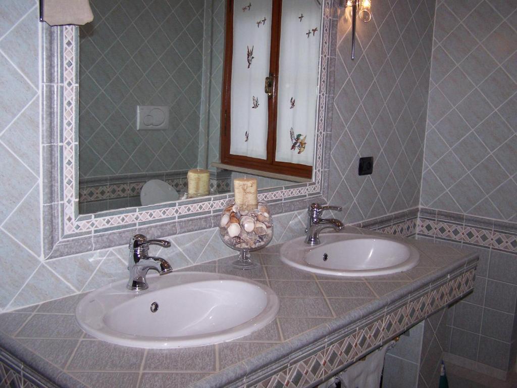 A bathroom at Kevin House