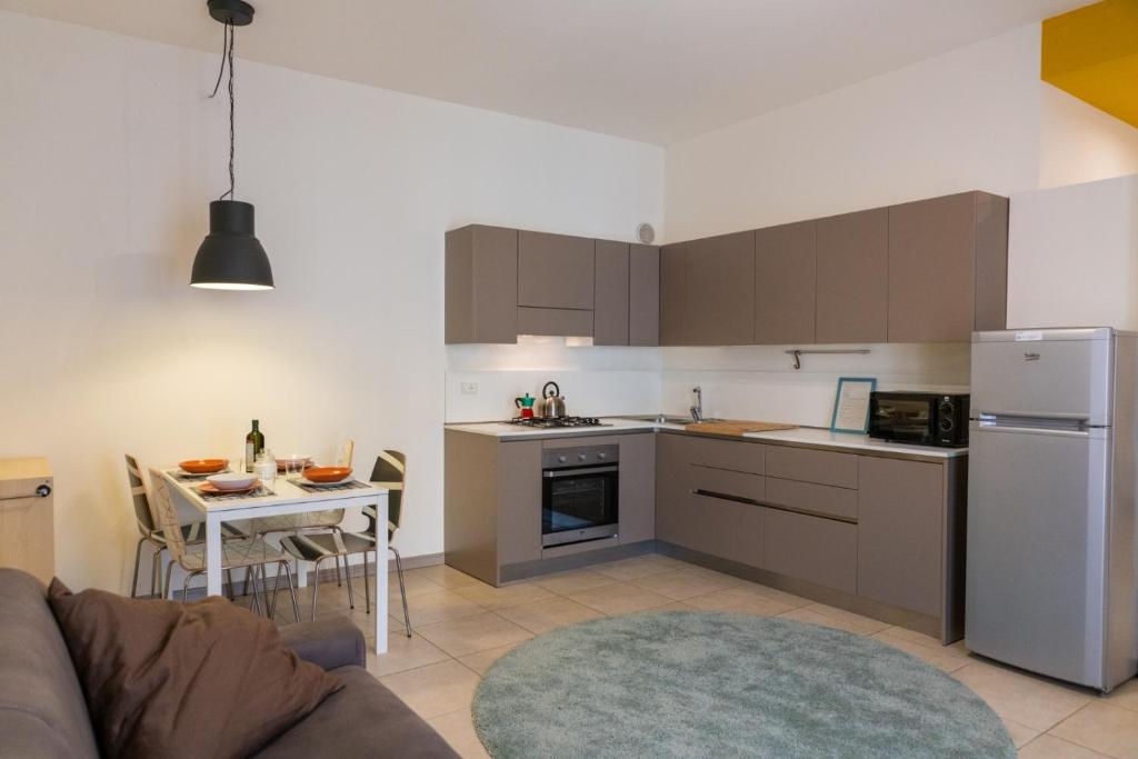 a kitchen and living room with a couch and a table at Domus Verona - Ampia residenza Filippini a pochi passi dall'Arena in Verona