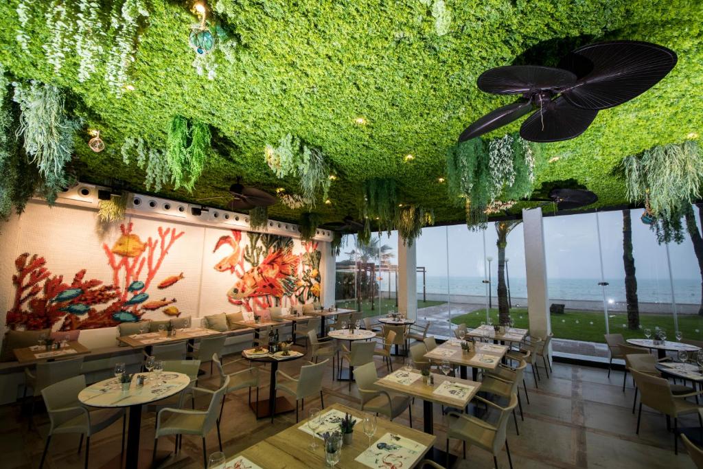 Un restaurante o sitio para comer en Hotel Cap Negret