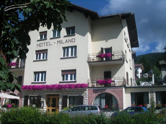 Un hotel Miranda con coches aparcados delante en Hotel Milano, en Folgaria